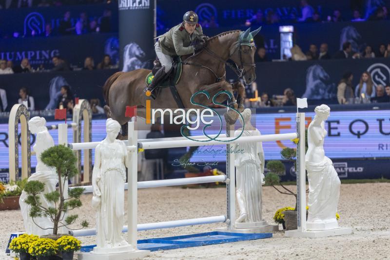 Coata Simone (ITA) riding Metoon PS_Verona_20241109_SS358523.jpg